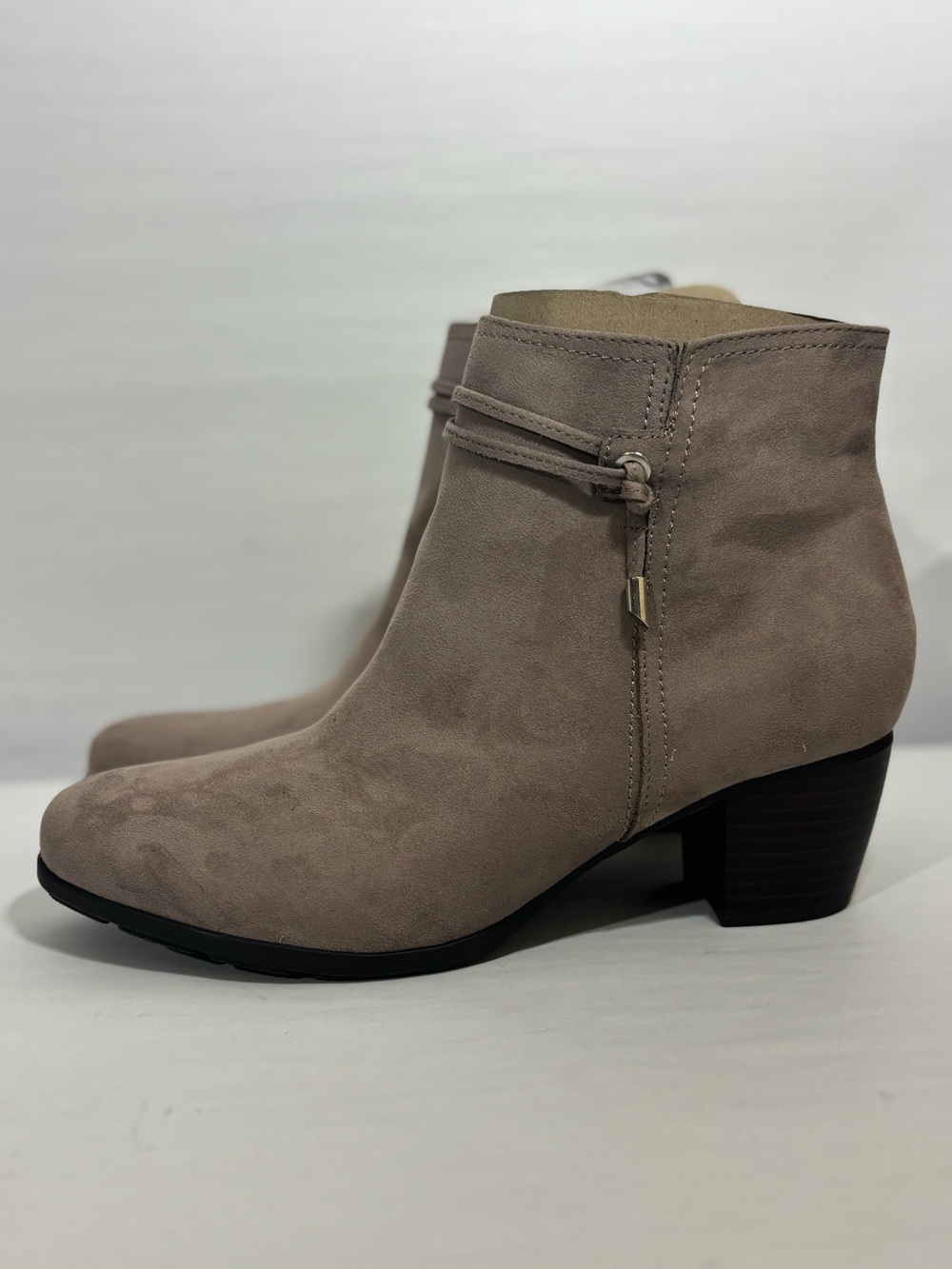 Cliffs by White Mountain Angelo Taupe Ankle Booties Size 8.5M NWB
